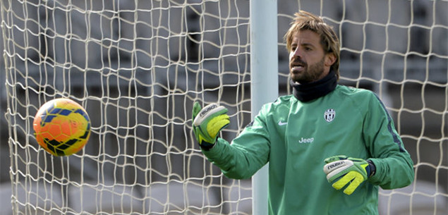 英超日本国脚与战犯照片合影，其俱乐部比赛在中国照常直播引球迷不满，咪咕客服回应