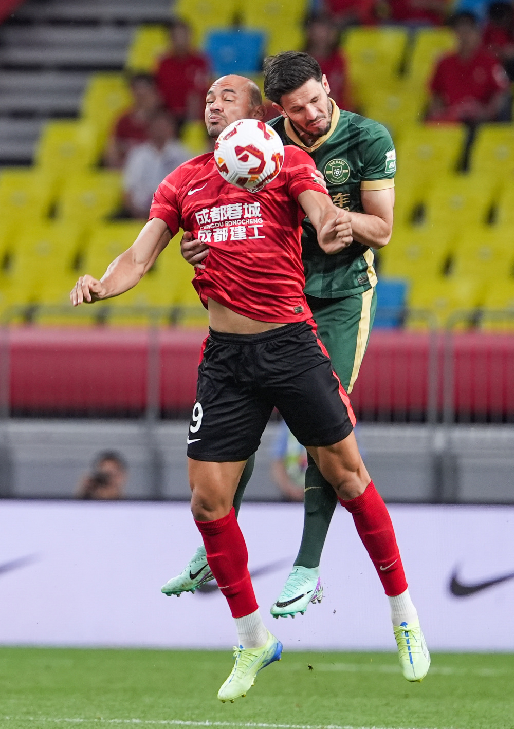 快问快答：C罗倒钩进球。