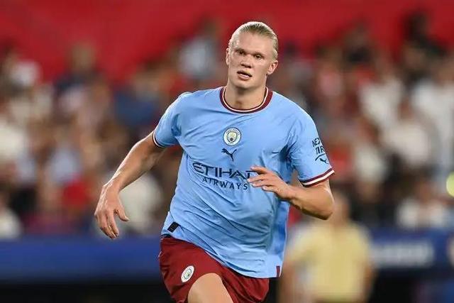 邮报：伯恩茅斯后卫塞内西与女足后卫鲍尔斯成英超新明星情侣（英媒称伯恩茅斯后卫塞内西与女足后卫鲍尔斯成为英超圈新晋明星情侣）