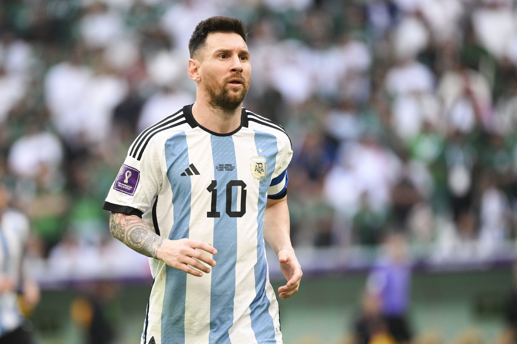 赢你3球，维尼修斯连续比出手势“1.2.3”回应毕巴球迷嘲讽（3球大胜后，维尼修斯连比“1-2-3”手势回击毕巴球迷嘲讽）