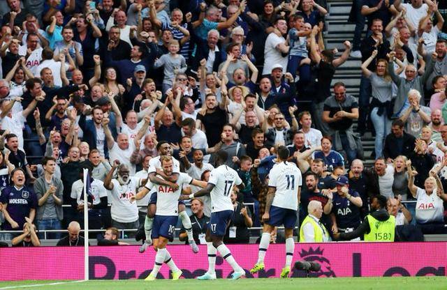 宣示主权？图片报：慕尼黑1860球迷跑去拜仁训练场附近涂鸦