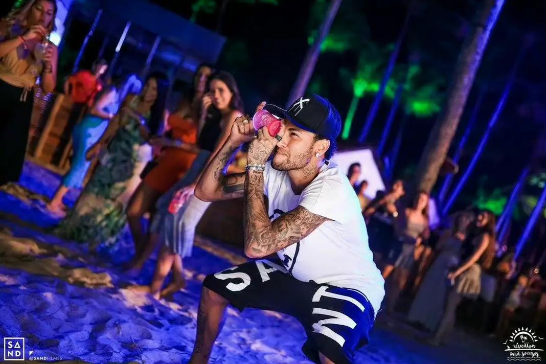 每体：拉菲尼亚已是巴萨非卖品，他的目标是赢得欧冠和世界杯（每体：巴萨将拉菲尼亚列为非卖品，他立志夺得欧冠与世界杯）