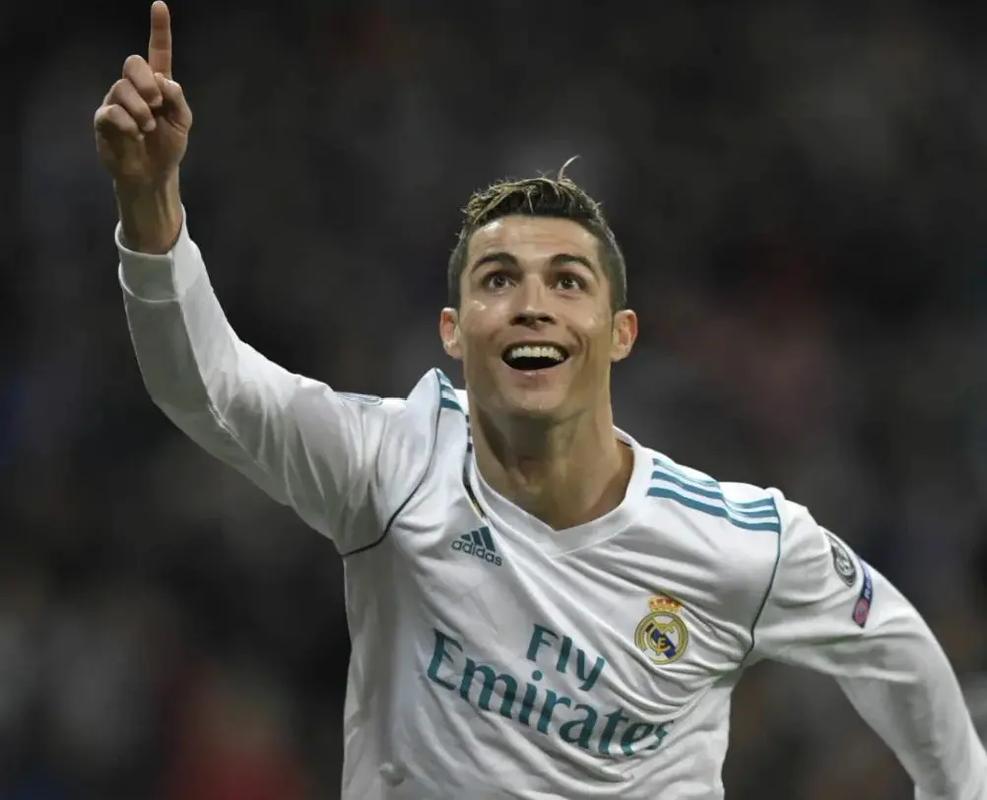 本菲卡旧将路易松晒照说在学习，照片显示他问AI足球总监职责