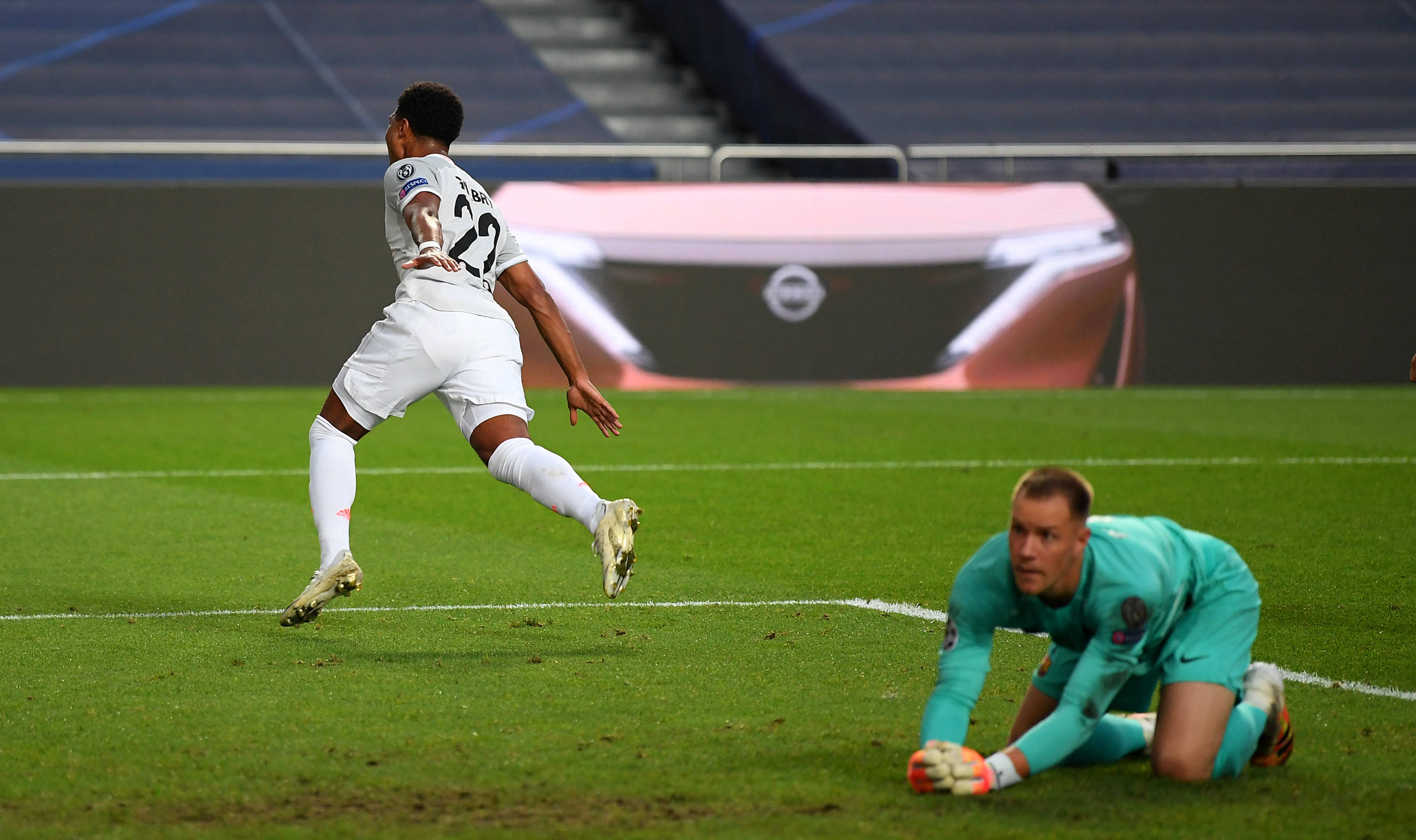 前申花外援金信煜严重违反纪律准则，被港超杰志提前解约（港超杰志以严重违纪为由，提前终止与前申花外援金信煜的合同）