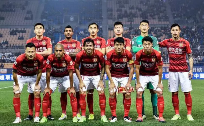 对阵尼斯首开记录，奥巴梅扬解锁职业生涯400球里程碑（奥巴梅扬对尼斯先拔头筹，生涯400球里程碑达成）