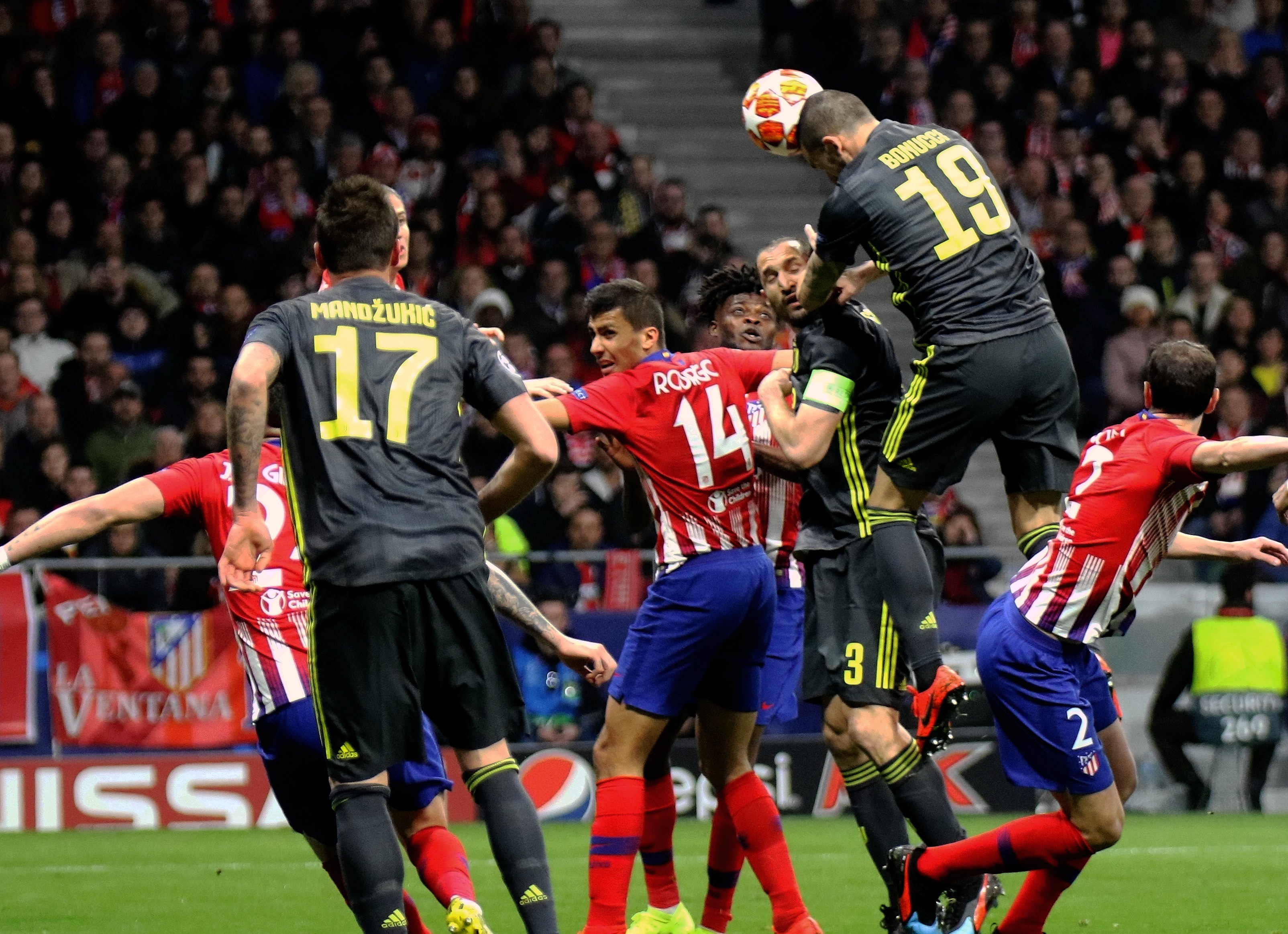 拜仁发布赛前预热海报：阿芳、杰克逊出镜（拜仁赛前海报出炉：阿芳、杰克逊亮相）