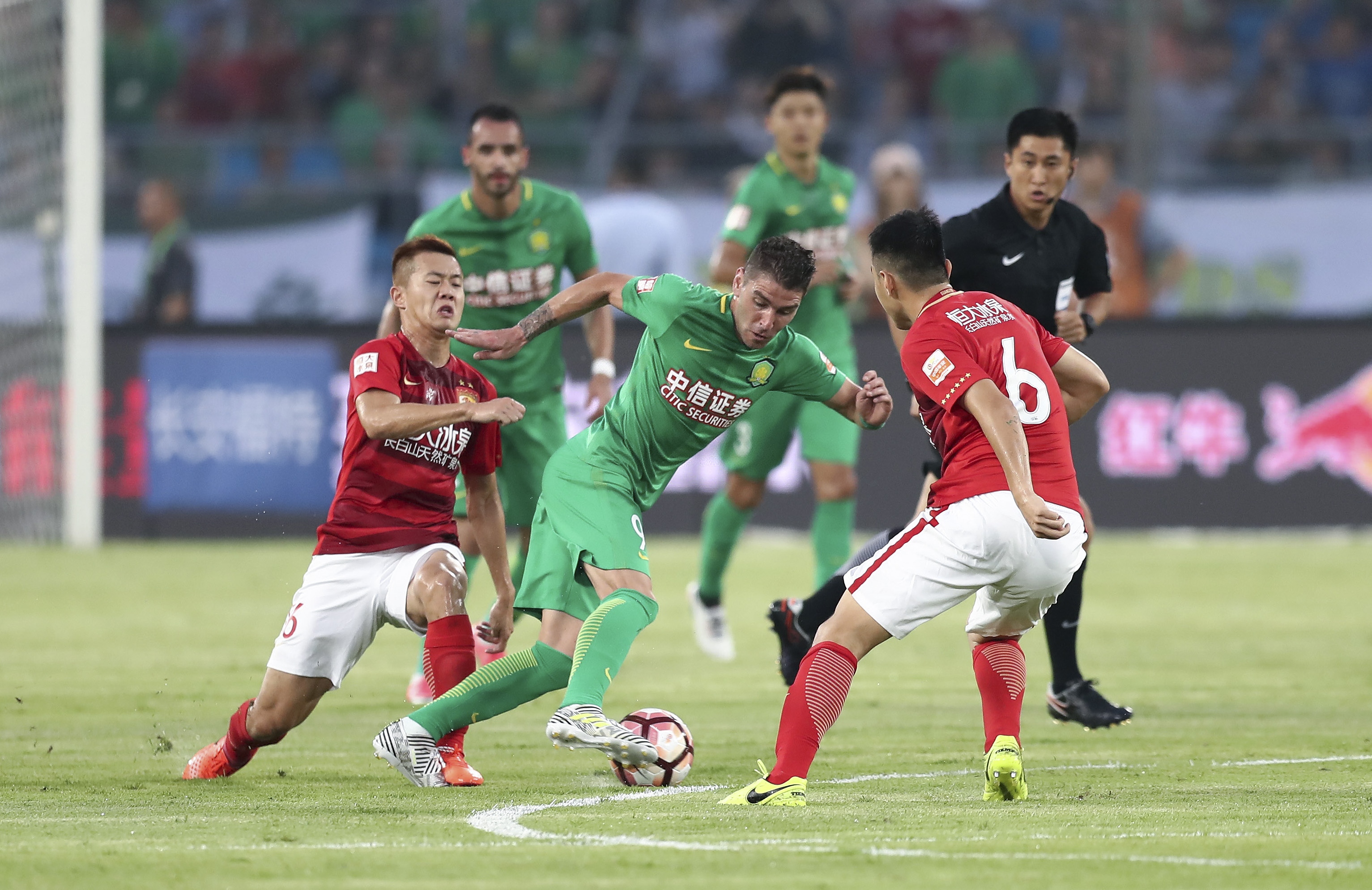 博涅克：莱万应去美国或中东捞金，若去米兰易被意甲后卫肘击（博涅克劝告：莱万不如赴美国或中东淘金，若投米兰恐遭意甲后卫肘击）